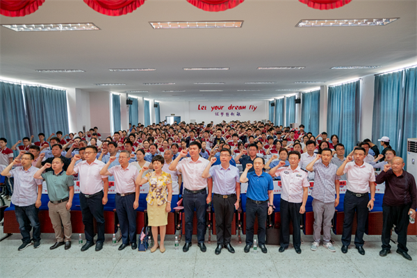 活动第二阶段,洪泽湖高级中学学生演绎了一场生动精彩的模拟法庭,让