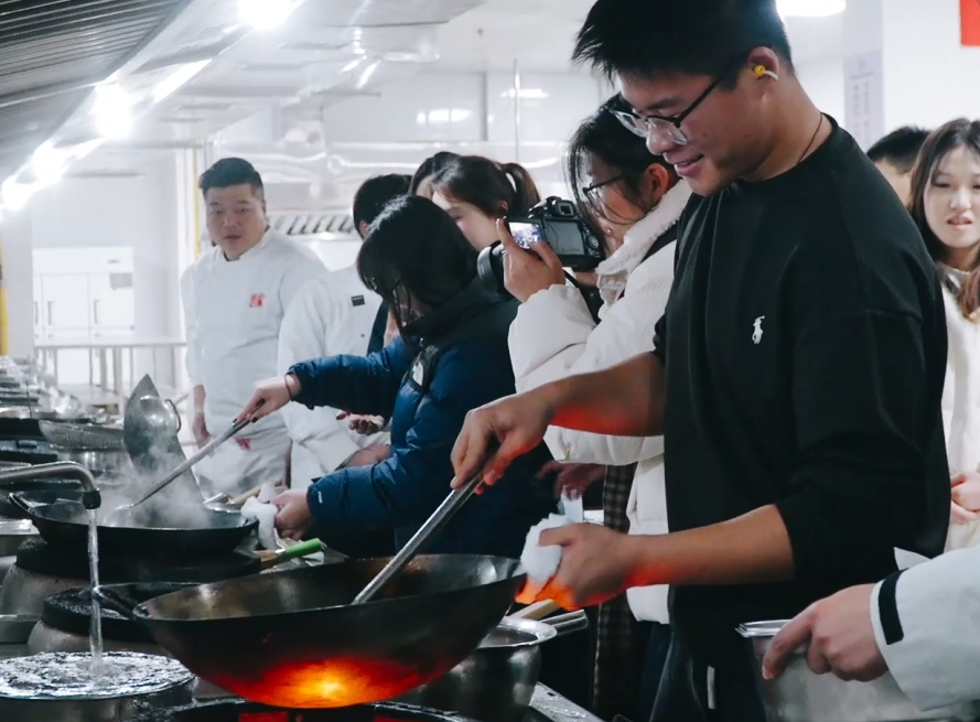 “真香！回家就露一手!”淮安大学生掌勺学艺！