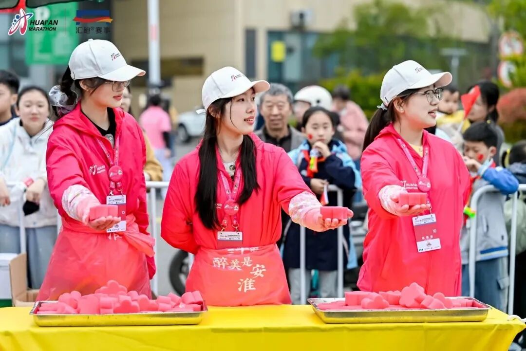 以志愿之名，赴“淮马”之约——江苏食品药品职业技术学院志愿者全力护航淮安马拉松赛事圆满举办