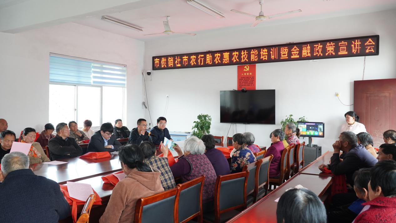 市供销社青年助农服务小分队在行动