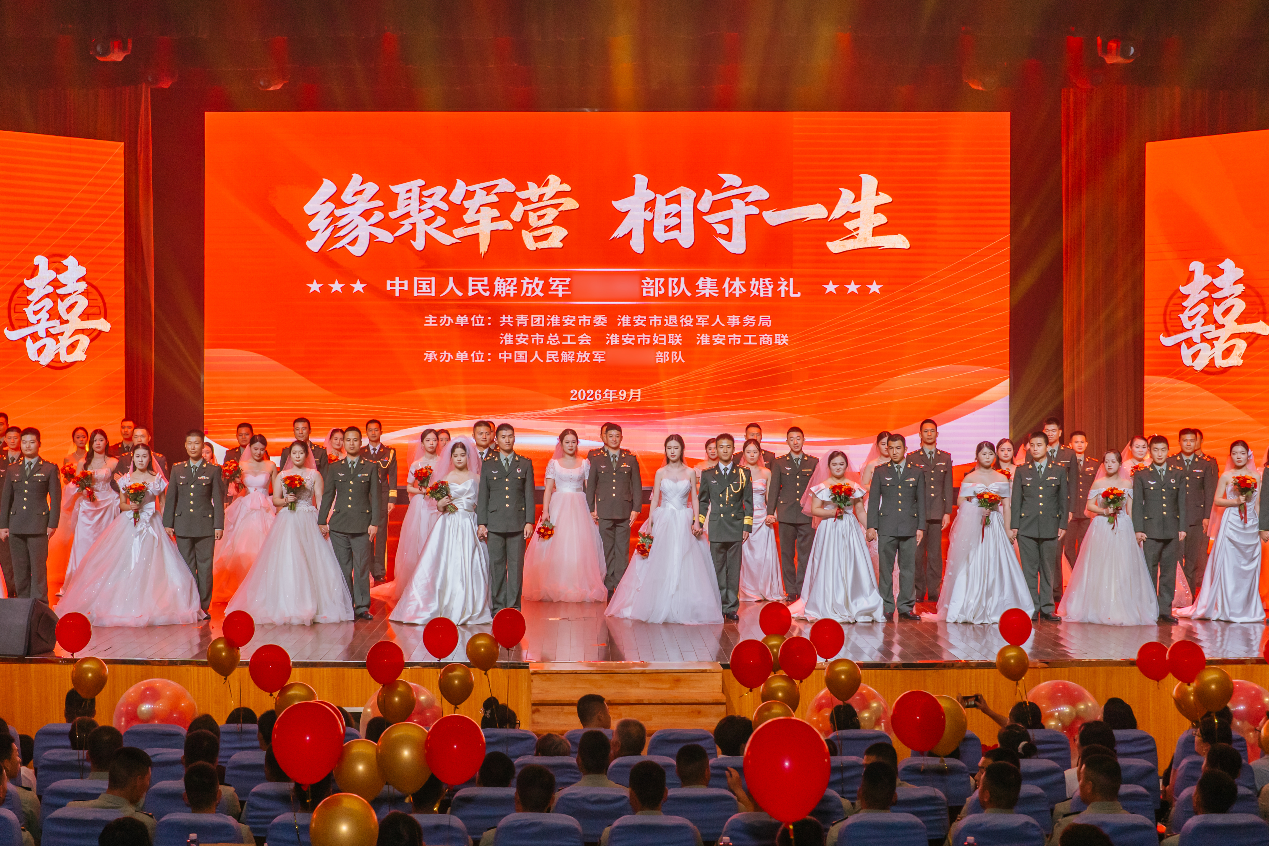 硬核浪漫上线！橄榄绿 + 白纱，这场军地集体婚礼太甜啦~